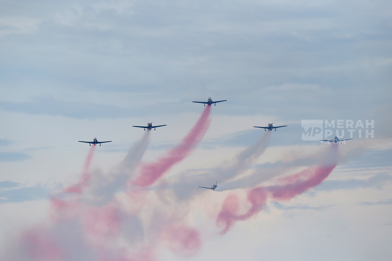 Atraksi Pesawat Tempur Jelang Peringatan HUT ke-80 TNI di Langit Jakarta