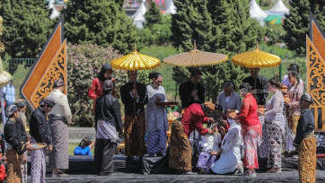 Ritual Ruwatan Potong Rambut Anak Gimbal Dieng