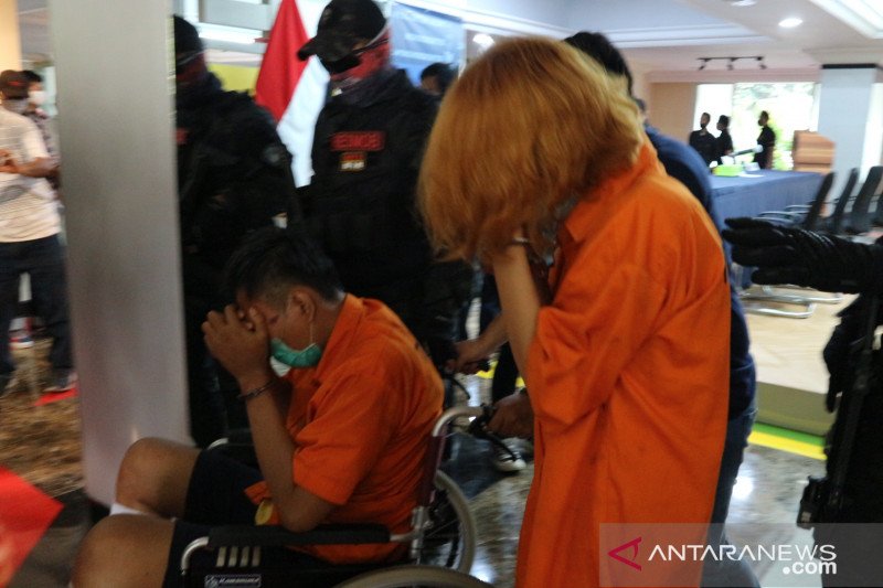 Penyidik Sub Direktorat Reserse Mobile Ditreskrimum Polda Metro Jaya menghadirkan dua tersangka pembunuhan dan mutilasi di Mako Polda Metro Jaya, Kamis (17/9/2020). ANTARA/Fianda Sjofjan Rassat
