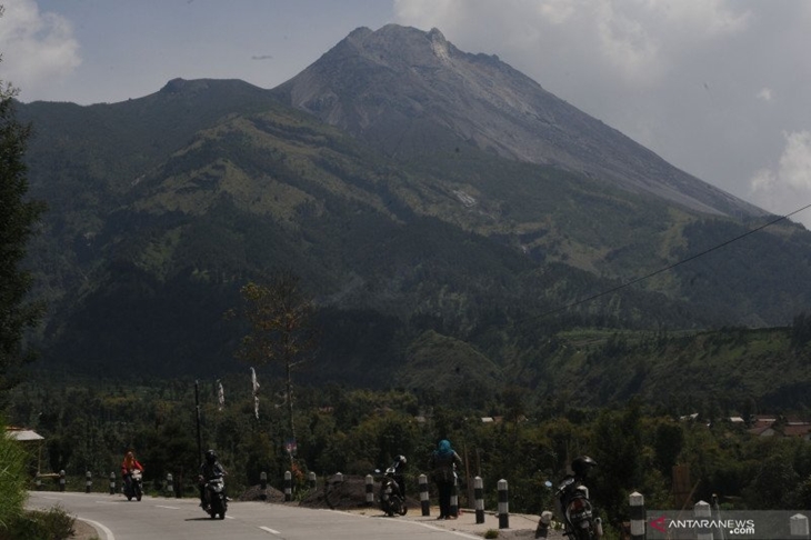 Sejumlah pengendara melintasi Jalan Boyolali-Magelang dengan latar belakang Gunung Merapi di Selo, Boyolali, Jawa Tengah, Minggu (8/11/2020). ANTARA FOTO/Aloysius Jarot Nugroho/foc. (ANTARA FOTO/Aloysius Jarot Nugroho)
