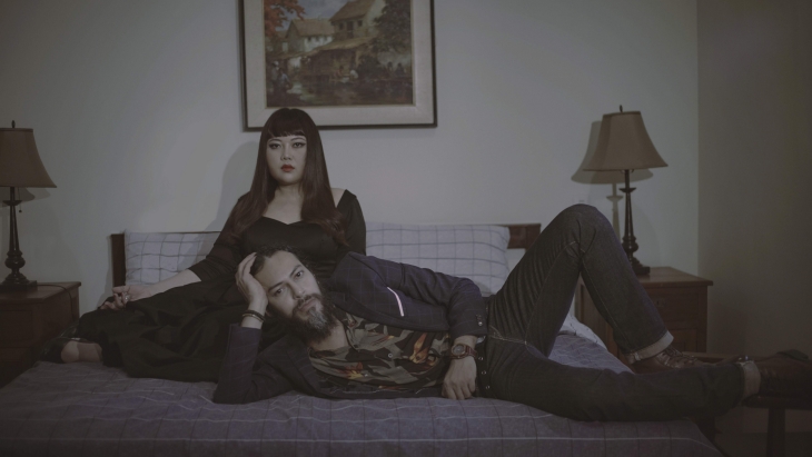 Riani Sovana Gandeng Aktor Alex Abbad untuk Video Musik ‘Hilang Kendali’