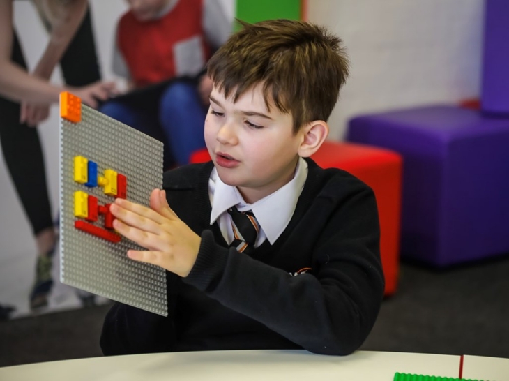 Lego ini membantu anak-anak tunanetra untuk membaca. (Foto: Lego Foundation/legofoundation.com)