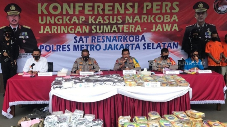 Polisi Ungkap Peredaran Ganja Bermodus Kirim Buku LKS