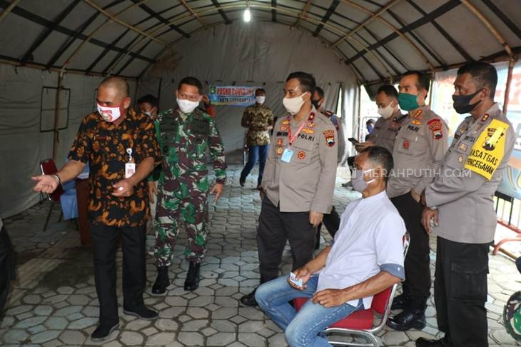 Wali Kota Solo FX Hadi Rudyamo mengecek posko kesehatan pemudik sebelum dilakukan karantina, Kamis (9/4). (MP/Ismail)