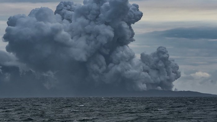 Aktivitas Gunung Anak Krakatau saat erupsi terlihat dari KRI Torani 860 di Perairan Selat Sunda, Jumat (28/12/2018). ANTARA FOTO/Muhammad Adimaja