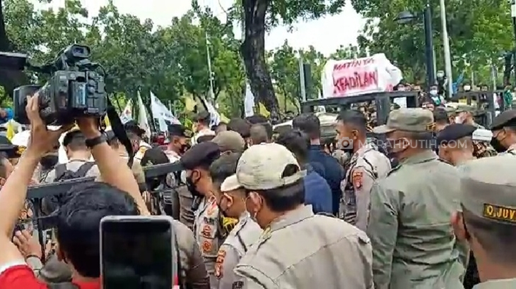 Demo Buruh di Balai Kota DKI Diwarnai Pelemparan ke Petugas Satpol PP dan Polisi