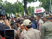 Demo Buruh di Balai Kota DKI Diwarnai Pelemparan ke Petugas Satpol PP dan Polisi