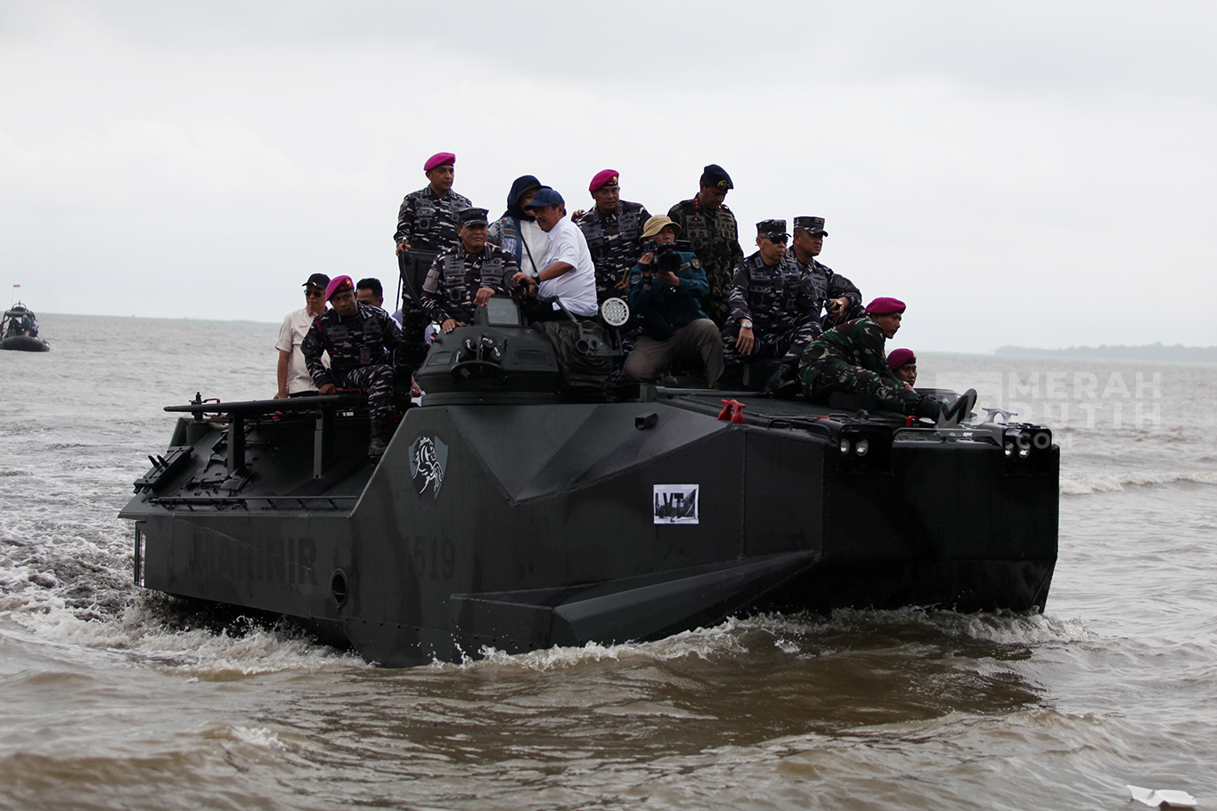 Naik Tank Amfibi LVT TNI AL KASAL dan Menteri KKP Pimpin Pembongkaran Pagar Laut