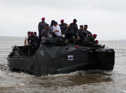 Naik Tank Amfibi LVT TNI AL KASAL dan Menteri KKP Pimpin Pembongkaran Pagar Laut