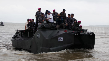 Naik Tank Amfibi LVT TNI AL KASAL dan Menteri KKP Pimpin Pembongkaran Pagar Laut 