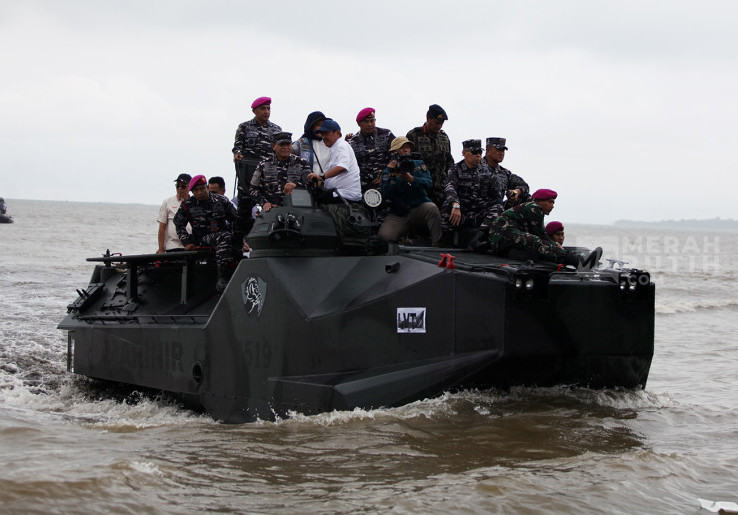 Naik Tank Amfibi LVT TNI AL KASAL dan Menteri KKP Pimpin Pembongkaran Pagar Laut 