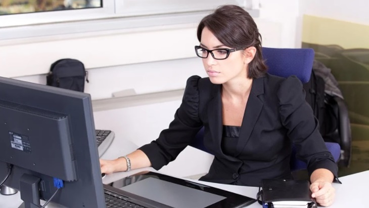 Bahaya Terlalu Lama Duduk di Depan Komputer