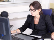 Bahaya Terlalu Lama Duduk di Depan Komputer