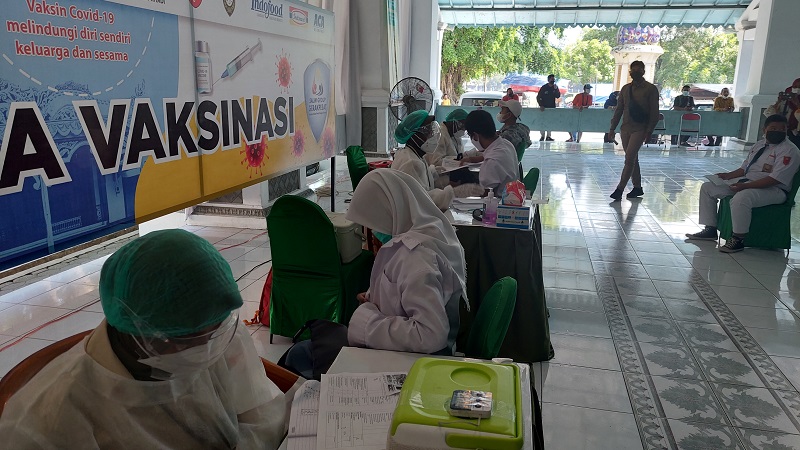 Cari Warga Yang Belum Divaksin, Gibran Maksimalkan Vaksin Door to Door