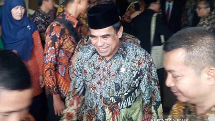 Menteri Agama Fachrul Razi saat menghadiri acara pengukuhan Ketua Umum PP Muhammadiyah Haedar Nashir sebagai Guru Besar Universitas Muhammadiyah Yogyakarta (UMY) di Sportorium UMY, Kamis. (FOTO ANTARA/Luqman Hakim)