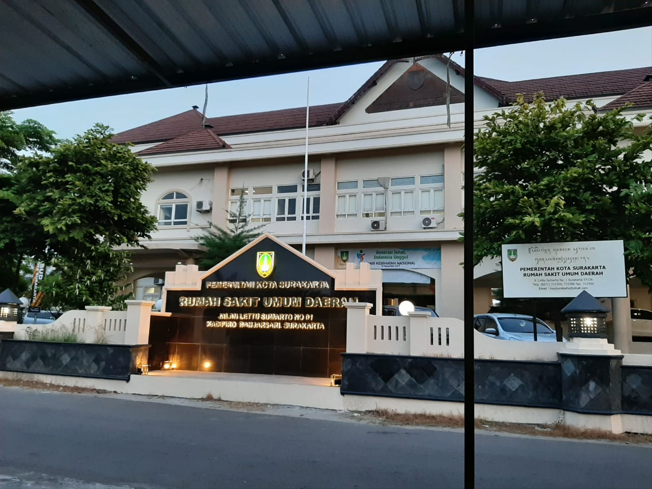 RSUD Ngipang, Solo, Jawa Tengah sepi pengunjung setelah 20 nakes positif COVID-19, Senin (9/11). (MP/Ismail)