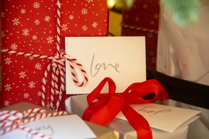 Berikan bonus atau hadiah kecil untuk pelanggan. (Foto: unsplash/Nick Fewings)