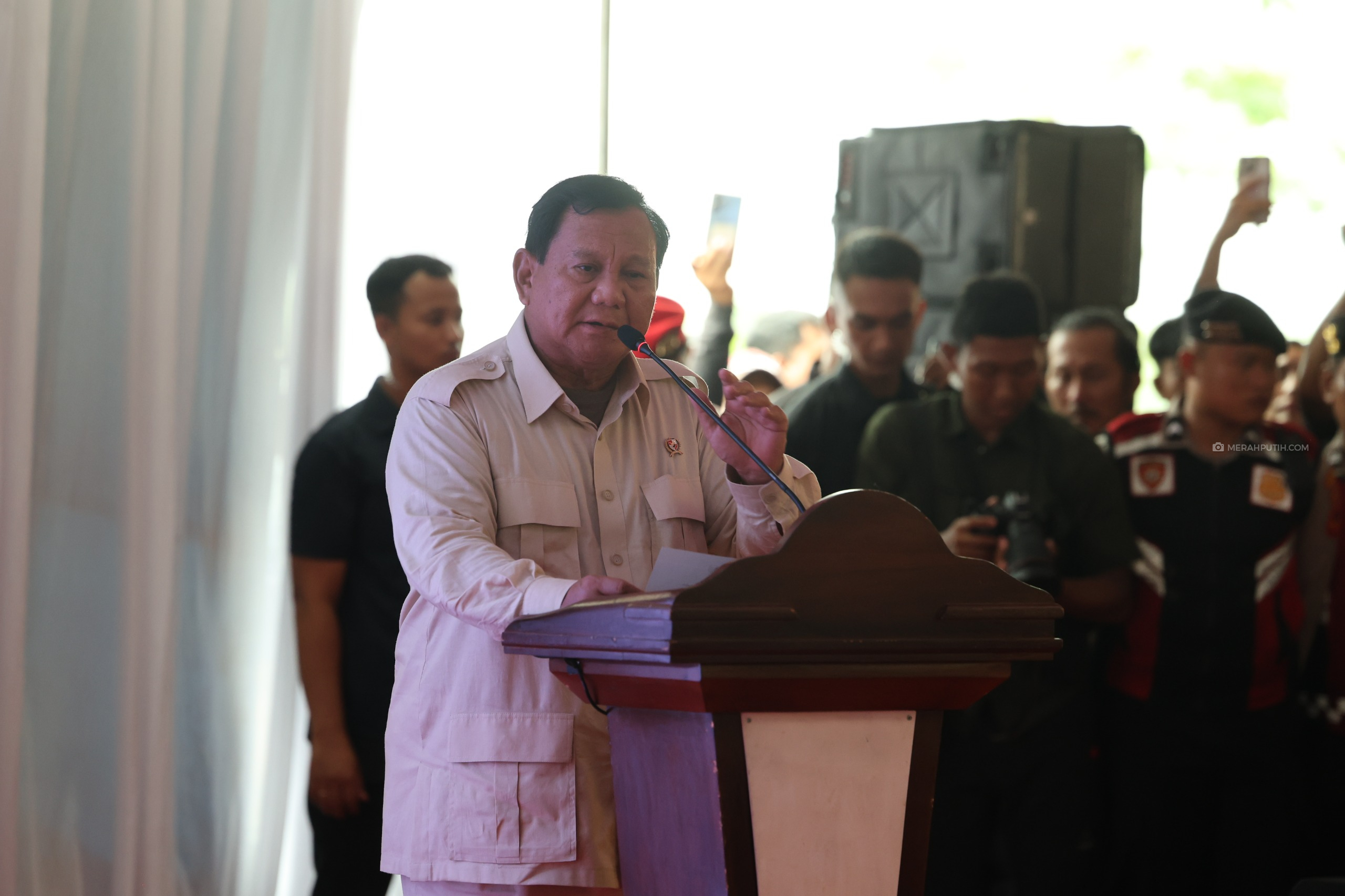 Prabowo Minta Unhan Kaji Solusi Rumah Warga yang Terdampak Naiknya Air Laut