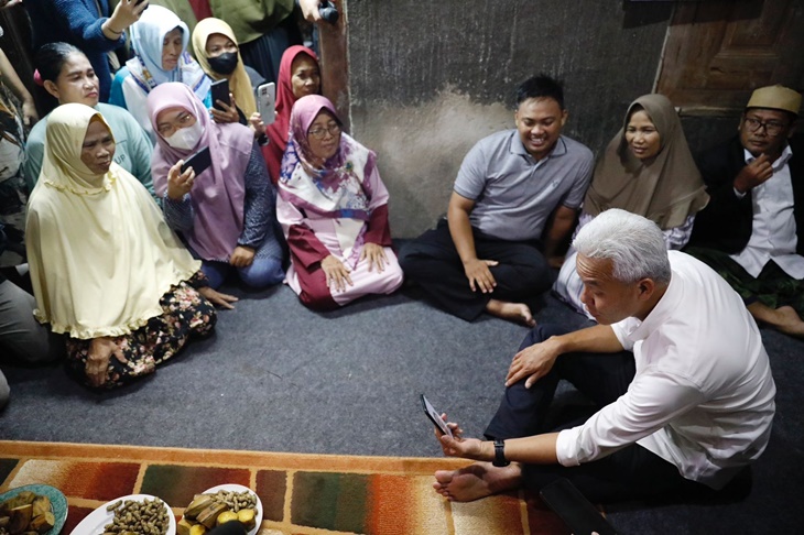 Ganjar Menginap di Rumah Warga Alumni SMKN Jateng