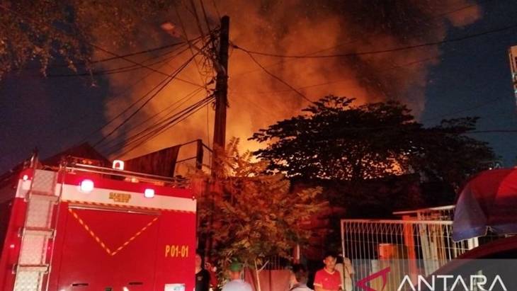 Kebakaran Permukiman di Gang Sempit, Warga Berlindung ke Kantor Wali Kota Jakpus