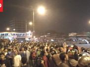 Warga Terus Memadati Lokasi Ledakan Bom Terminal Kampung Melayu