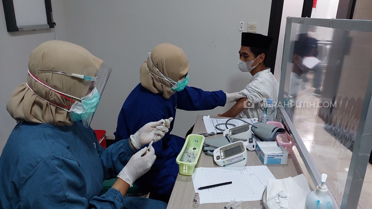 Dinas Kesehatan Kota (DKK) Solo melakukan vaksinasi terhadap santri ponpes di RS Kustati, Solo. (MP/Ismail)