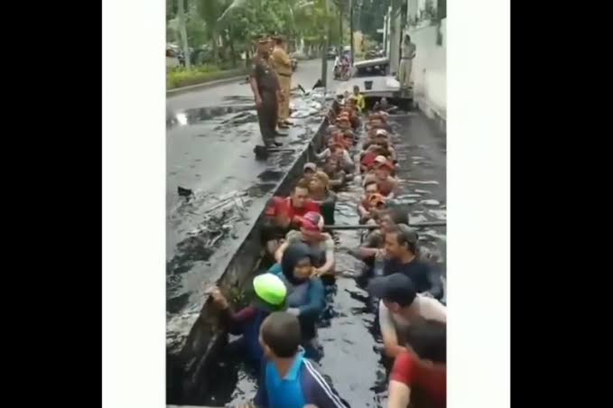 Potongan gambar Lurah Jelambar menyuruh pegawai honorer masuk got