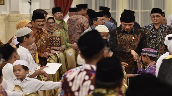 Presiden Jokowi menyalami anak-anak yatim