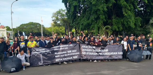 Aksi Kamisan bersama Jaringan Solidaritas Korban untuk Keadilan (JSKK) didepan Istana Negara. (Foto: MP/Rizky).