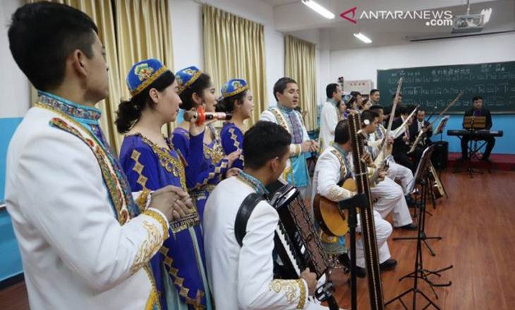 Warga etnis Uighur Xinjiang yang menghuni kamp pelatihan vokasi di Hotan, Xinjiang, China, pada 5 Januari 2019 tampil membawakan lagu tradisional mereka. (Antara/M. Irfan Ilmie)