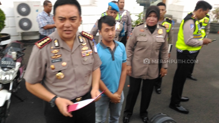 Pengemudi Outlander Maut Sedang Melamun Memikirkan Tugas Kuliah