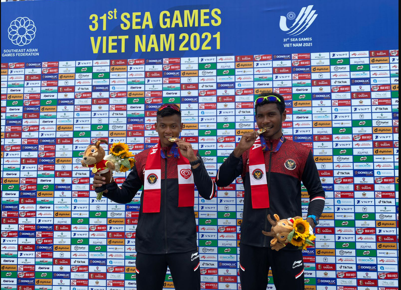 Tim Dayung Indonesia menyumbangkan emas kedua yang diraih Sulpianto dan Memo dari nomor Men's Double Sculss. (MP/Arie Prijono)