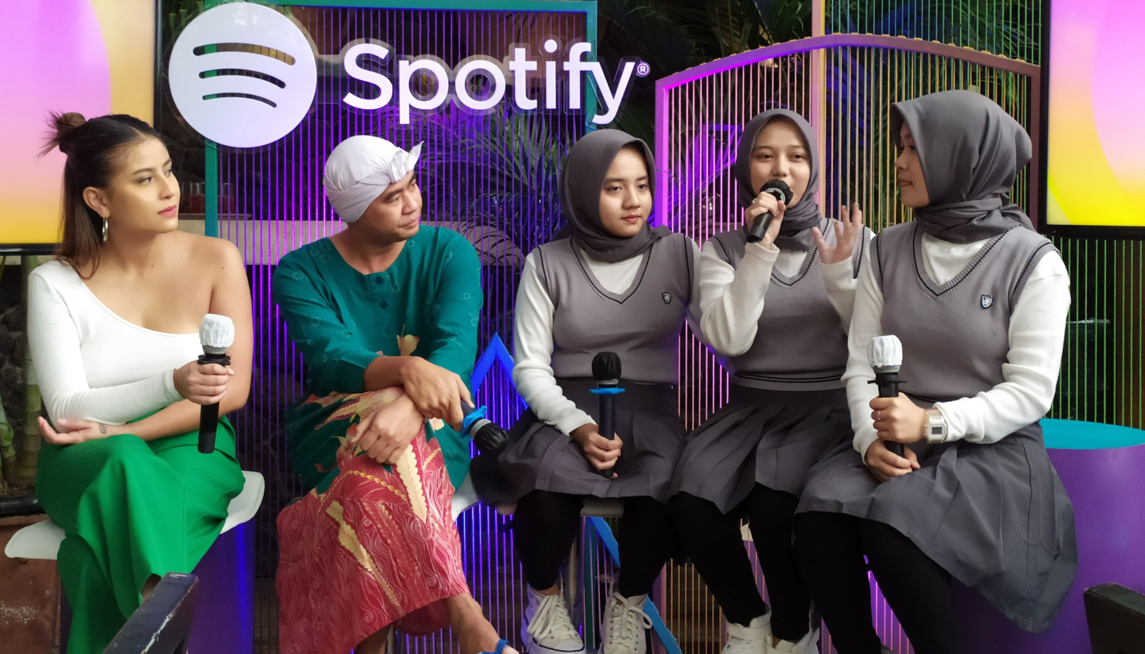 Awkarin, Mak Beti, dan Podkes Abu-Abu Kasih Kejutan di Video Podcast Official Spotify