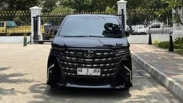 Jokowi Tumpangi Toyota Alphard ‘AD 1 JKW’ saat Pulang ke Solo