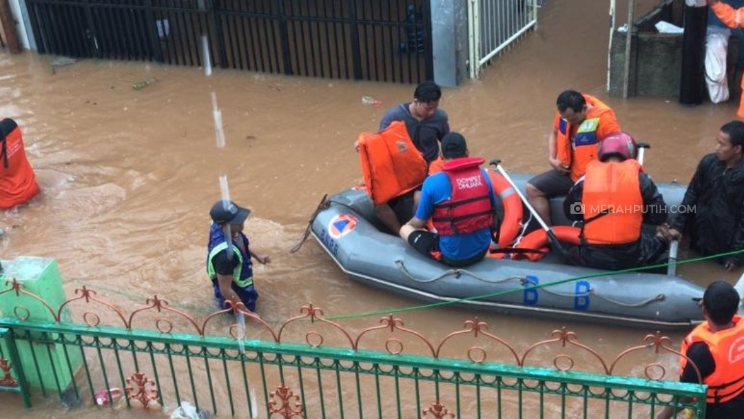 Masih Digenangi Banjir, Warga Pesanggrahan Kekurangan Air Bersih