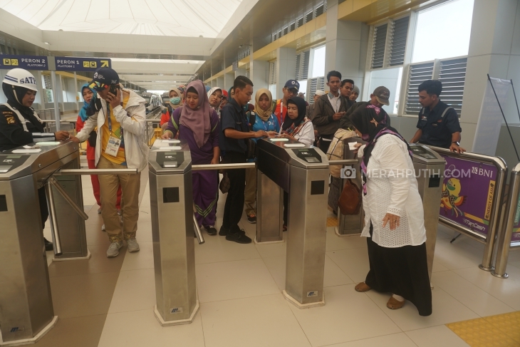 Warga palembang masih awam menggunakan turnstile di stasiun LRT (MP/Muchammad Yani)