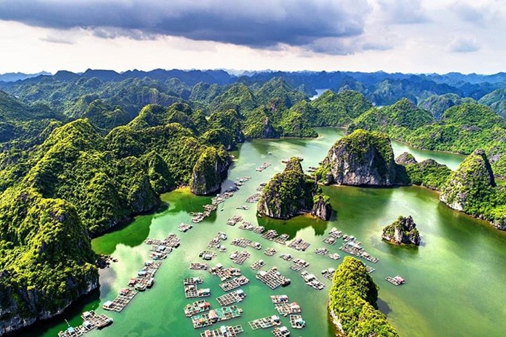 Ha Long Bay dilihat dari udara. (Foto: instagram.com/perladawnsails)