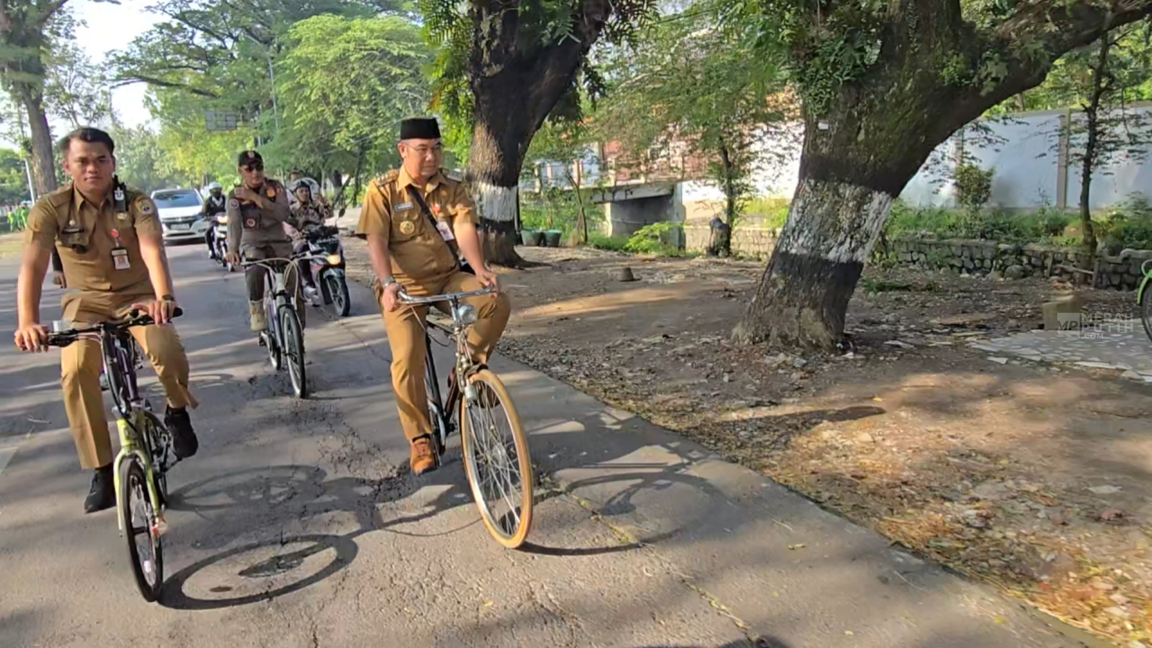 Praktik Hemat Energi ala Bupati Sragen, Bersepeda ke Kantor