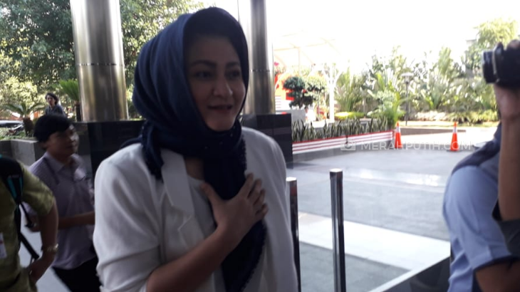 Istri Setnov Sambangi KPK, Ada Apa?