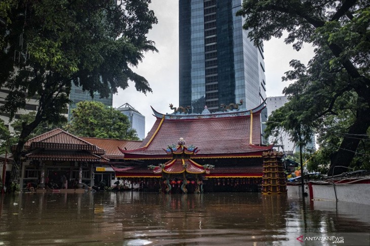 Suasana Vihara Amurva Bhumi (Hok Tek Tjeng Sin) saat banjir melanda di kawasan Karet Semanggi, Jakarta, Rabu (1/1/2020). ANTARA FOTO/Aprillio Akbar/foc.