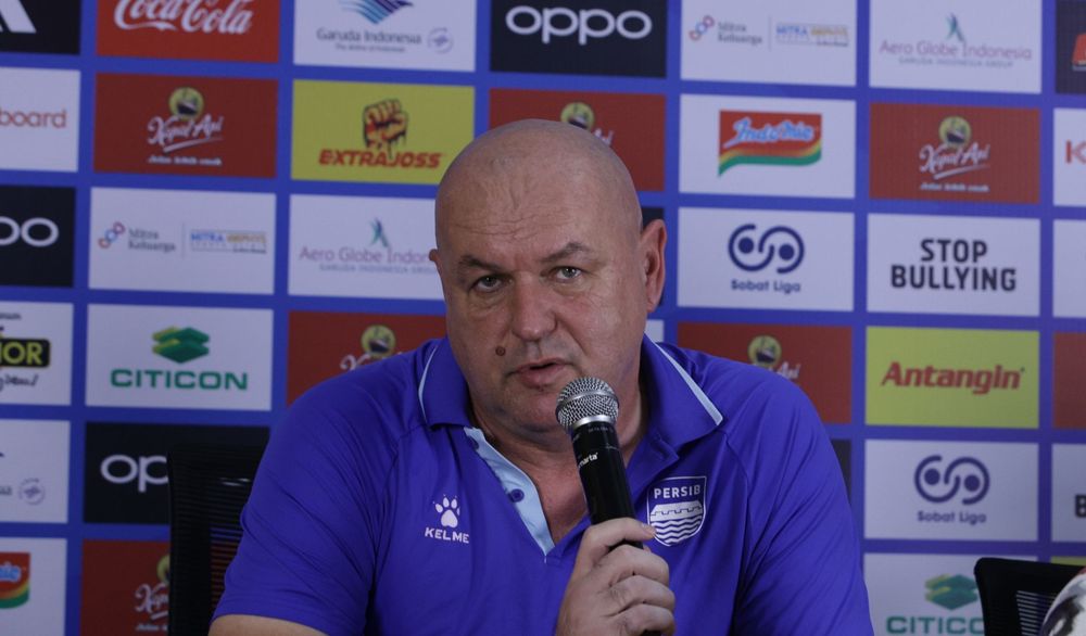 Ogah Kena Sanksi, Bojan Hodak Menolak Bicara soal Wasit Laga Persebaya Vs Persib