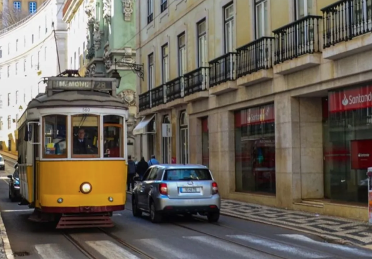 15 Tewas dalam Kecelakaan Kereta Wisata Gloria  di Lisbon