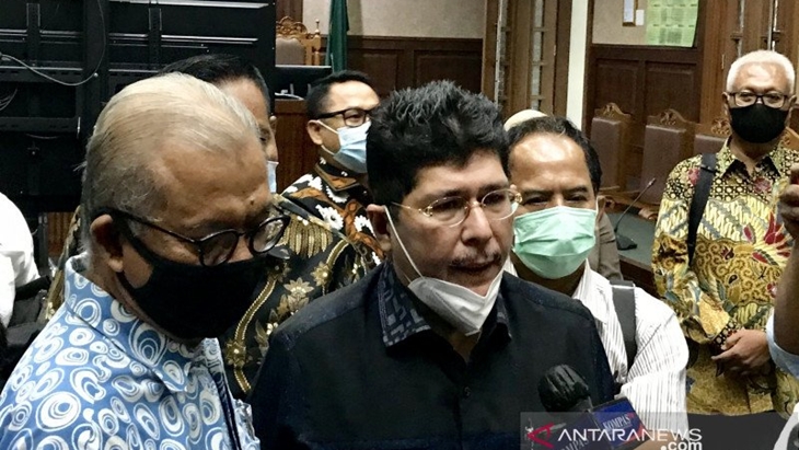 Tim Kuasa Hukum Demokrat Mehbob (dua kiri) melayangkan gugatan baru untuk 12 pengurus KLB Sibolangit ke PN Jakarta Pusat, Selasa (13/4/2021). ANTARA/Genta Tenri Mawangi