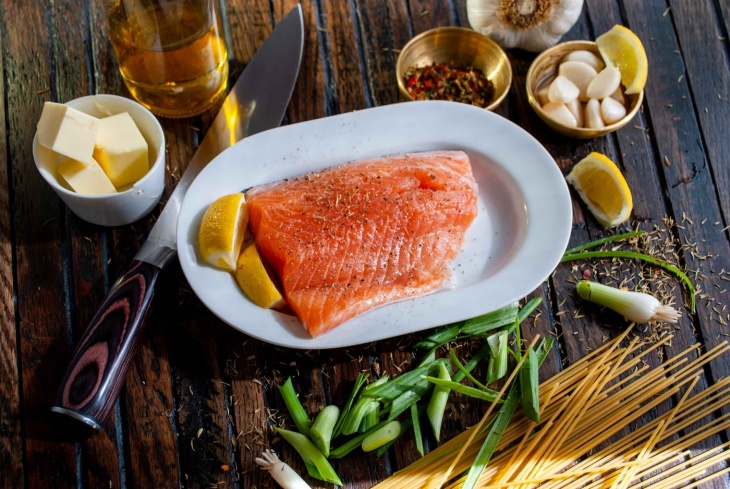 Salmon mampu mengurangi peradangan tubuh. (Foto Unsplash/David B Townsend) 