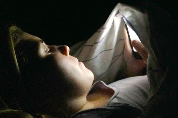 melihat layar smartphone