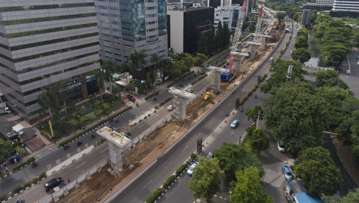 Suasana proyek pembangunan LRT Jabodebek di Jalan HR Rasuna Said, Kuningan, Jakarta, Senin (26/3). ANTARA FOTO/Hafidz Mubarak A