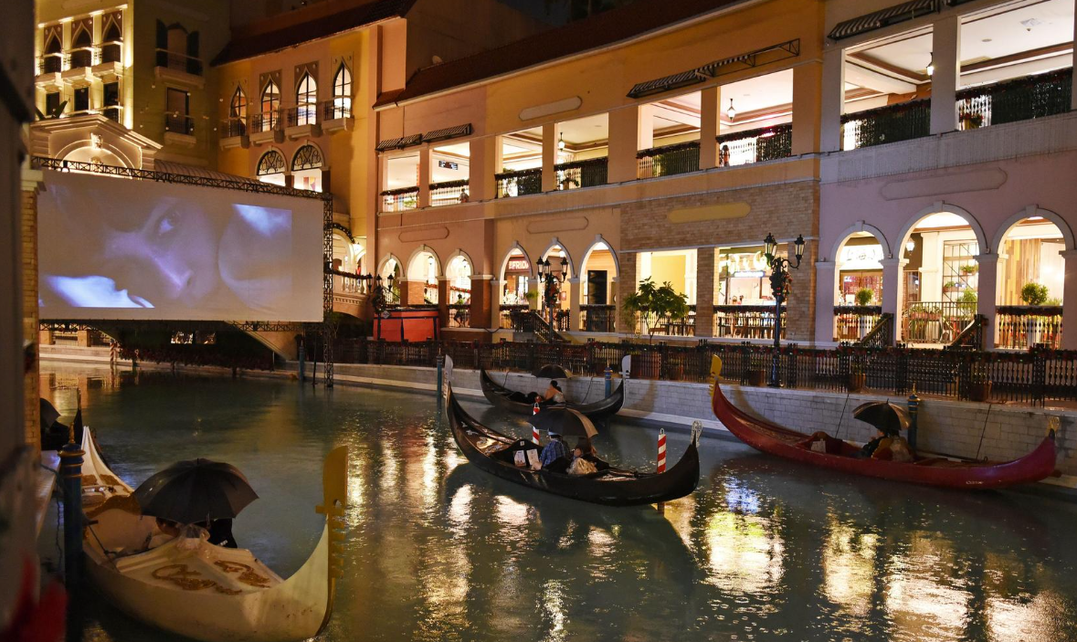 Begini Asyiknya Nonton Bioskop Menumpang Gondola