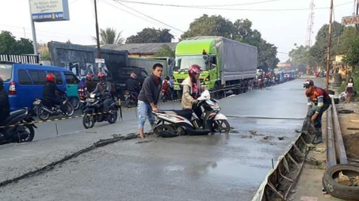Viral! Ibu-Ibu Terjebak Di Cor Beton Basah, Siapa yang Salah?