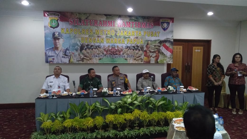 Kapolres Metro Jakarta Pusat Kombes Harry Kurniawan dan Dandim 0501/ JP BS Letkol (Inf) Wahyu Yudhayana bertemu denhan elemen masyarakat Papua di Hotel Oeasis Amir, Senen, Rabu (21/8) malam. Foto: MP/Kanu