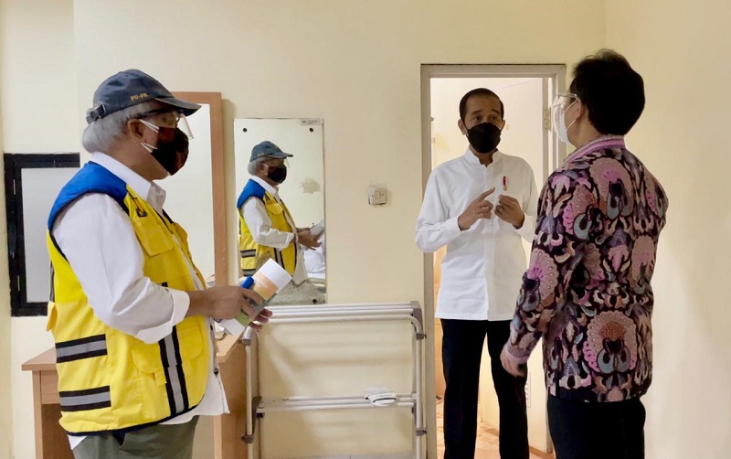 Presiden Jokowi pantau persiapan Asrama Haji Pondok Gede jadi RS Darurat COVID-19. (Foto: Antara)